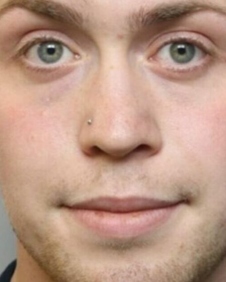 Un homme profère une menace effrayante de cinq mots à l'oreille d'une femme alors qu'il l'étrangle