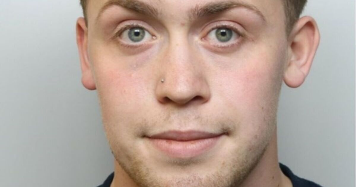 Un homme profère une menace effrayante de cinq mots à l'oreille d'une femme alors qu'il l'étrangle