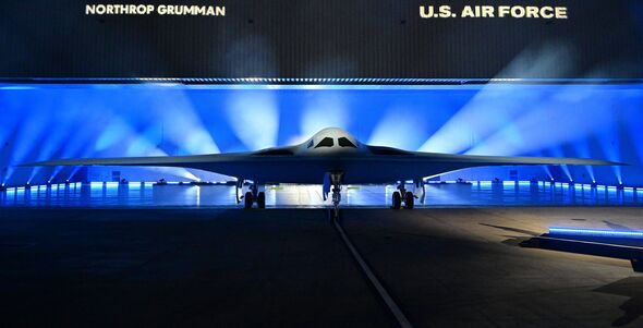 Le B-21 Raider est dévoilé lors d'une cérémonie à l'usine 42 de l'armée de l'air de Northrop Grumman à Palmdale, en Californie, le 2 décembre 2022.