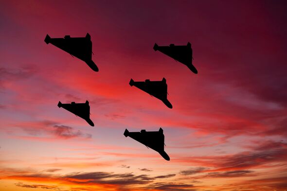 Véhicule aérien sans pilote militaire iranien au coucher du soleil. Drone de combat