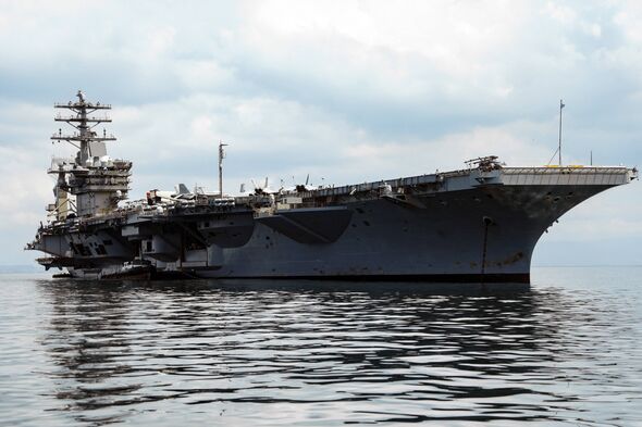 Le porte-avions de la marine américaine USS Nimitz navigue dans la baie de Panama, à Panama City, le 30 mars 2026. Le navire a atteint le pays seul