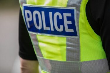 Une victime de viol de 14 ans harcelée par un policier rampant qui s'est présenté à son école