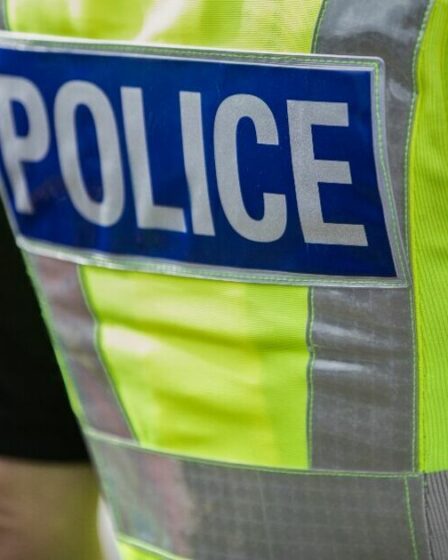 Une victime de viol de 14 ans harcelée par un policier rampant qui s'est présenté à son école