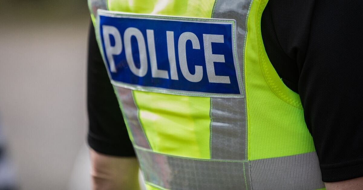 Une victime de viol de 14 ans harcelée par un policier rampant qui s'est présenté à son école