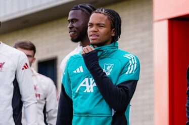 Arne Slot laisse entendre Rio Ngumoha pour Liverpool vs PSG lors de la soirée « spéciale » des Reds Eye