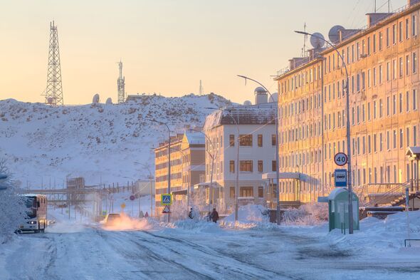 Rue enneigée de la ville du nord de l'Arctique Rue enneigée de la ville du nord de l'Arctique