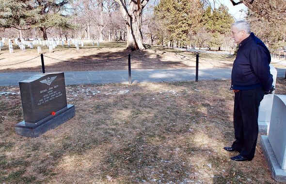 ARLINGTON, VA - 28 JANVIER : l'administrateur de la NASA, Sean O'Keefe, visite la tombe du pilote de la navette spatiale Challenger, Michael Smit ARLINGTON, VA - 28 JANVIER : l'administrateur de la NASA, Sean O'Keefe, visite la tombe du pilote de la navette spatiale Challenger, Michael Smit