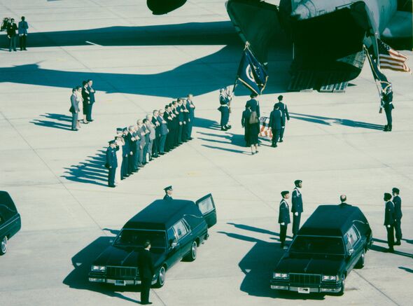 Les restes de l'équipage de la navette spatiale Challenger sont transférés dans un avion de transport C-141 à la navette NASA KSC Landi Les restes de l'équipage de la navette spatiale Challenger sont transférés dans un avion de transport C-141 à la navette NASA KSC Landi