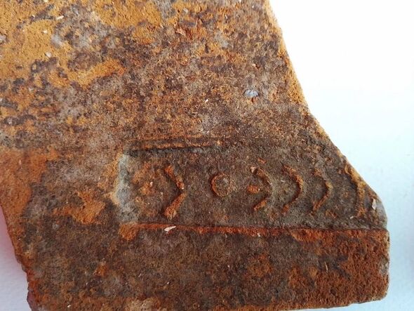 Un fragment de tuile portant le nom d'Ulysse