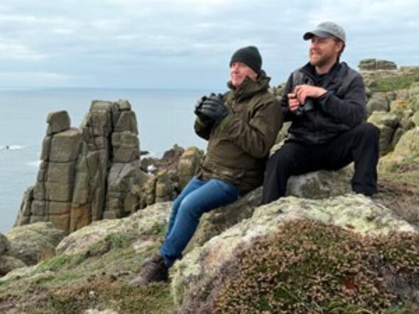 Samuel West et Ade Edmondson se perchent sur des rochers