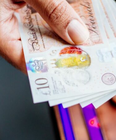 Les retraités de l'État de plus de 80 ans ont reçu 443 £ supplémentaires toutes les 4 semaines du DWP