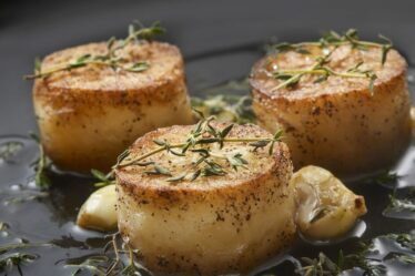 L'astuce du chef pour des pommes de terre ultra croustillantes au cœur crémeux – « plus faciles à préparer qu'une purée »