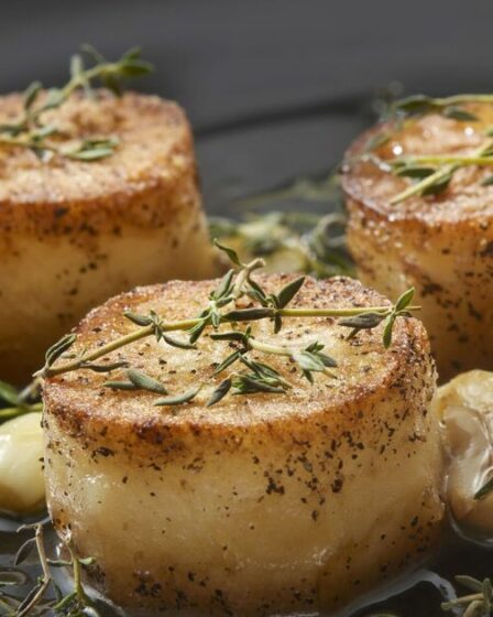 L'astuce du chef pour des pommes de terre ultra croustillantes au cœur crémeux – « plus faciles à préparer qu'une purée »