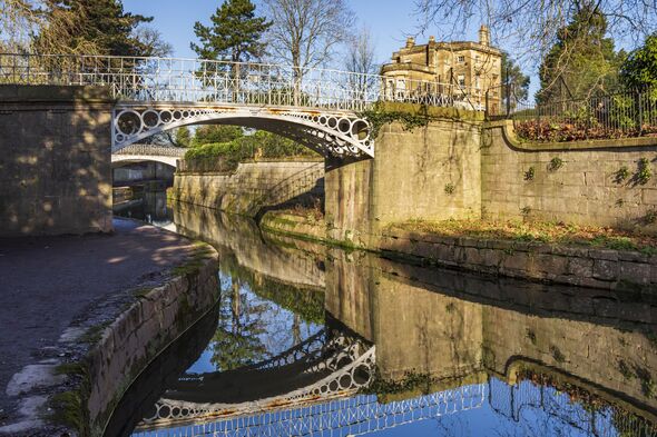 Canal Kennet et Avon dans les jardins de Sydney à Bath