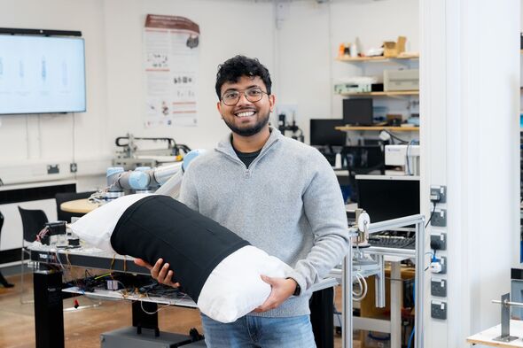 Malindu Ehelagasthenna, doctorante, tenant la manche de l'oreiller