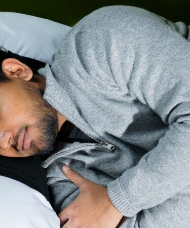 Des scientifiques britanniques inventent des taies d'oreiller qui avertissent les dormeurs sourds des incendies et des cambrioleurs