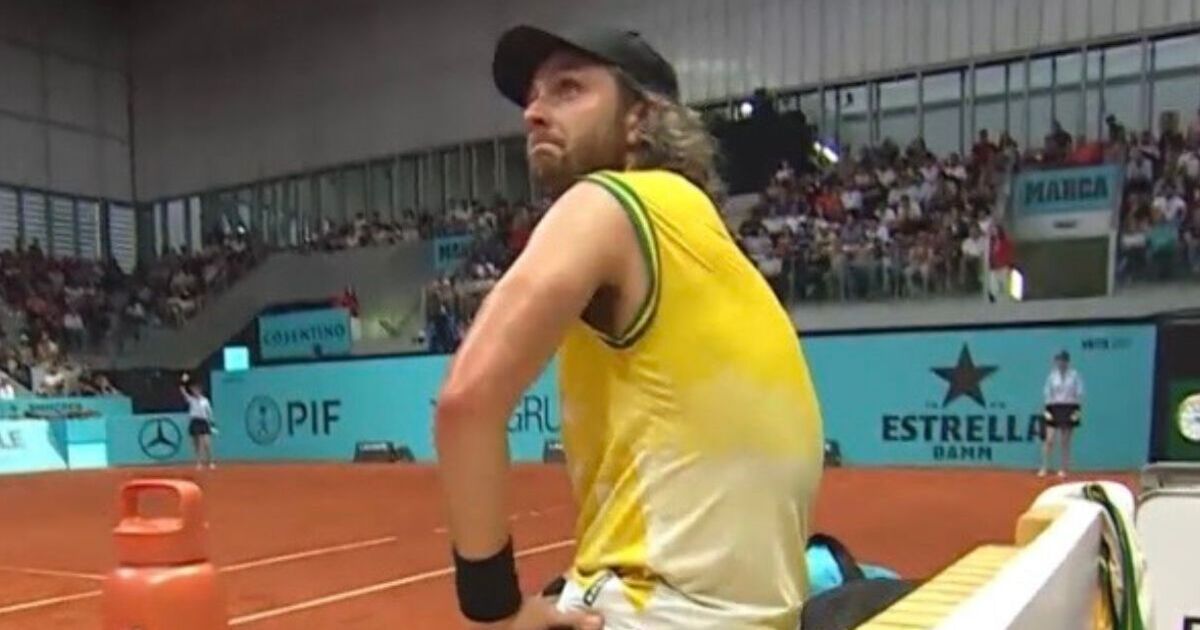 La tempête de racisme à l'Open de Madrid éclate alors que la star refuse de jouer et s'assoit sur le terrain