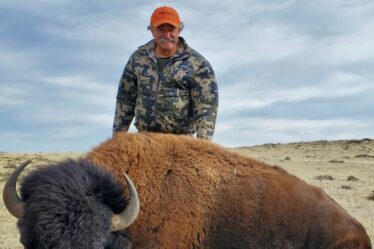 Chasseur millionnaire qui a tué d'innombrables animaux sauvages piétinés à mort par 5 éléphants