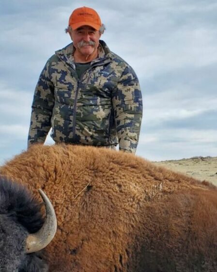 Chasseur millionnaire qui a tué d'innombrables animaux sauvages piétinés à mort par 5 éléphants