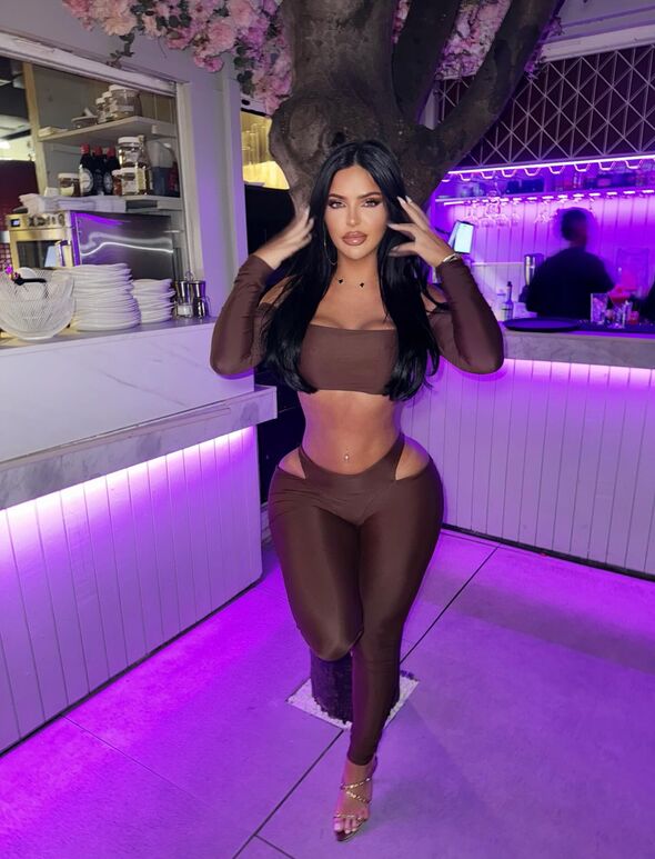 Klaudiaglam dans un bar