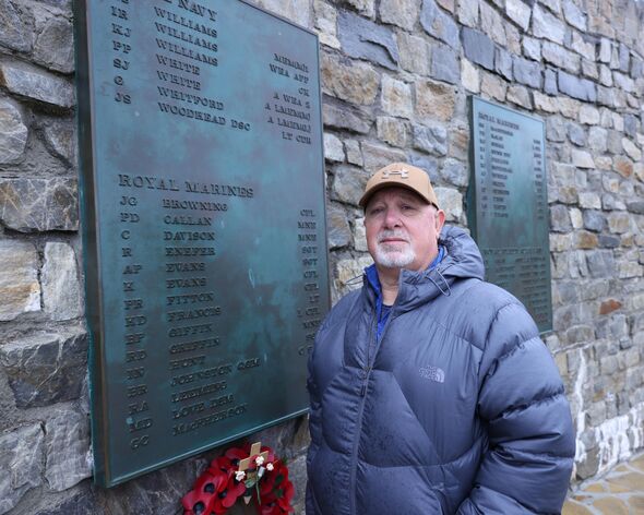 Gary Clement se tient au mémorial de guerre de Stanley