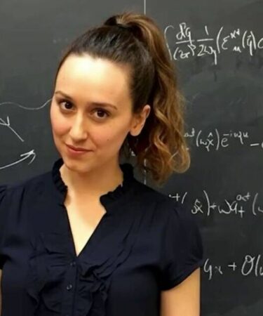 Un scientifique surnommé le « prochain Einstein » poursuit le code source de l'univers après avoir snobé Jeff Bezos