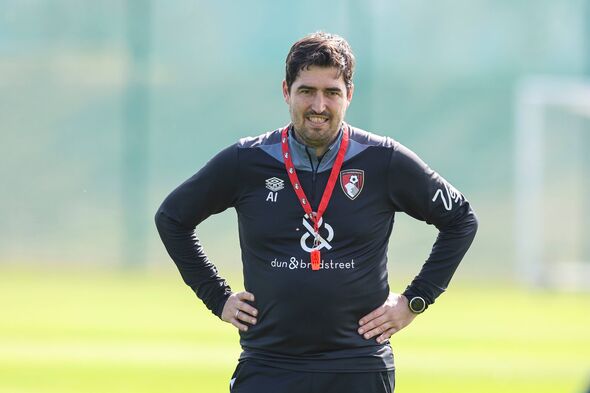 BOURNEMOUTH, ANGLETERRE - 26 MARS : entraîneur-chef Andoni Iraola de Bournemouth pendant la séance de formation au nouveau gr de formation Cherries