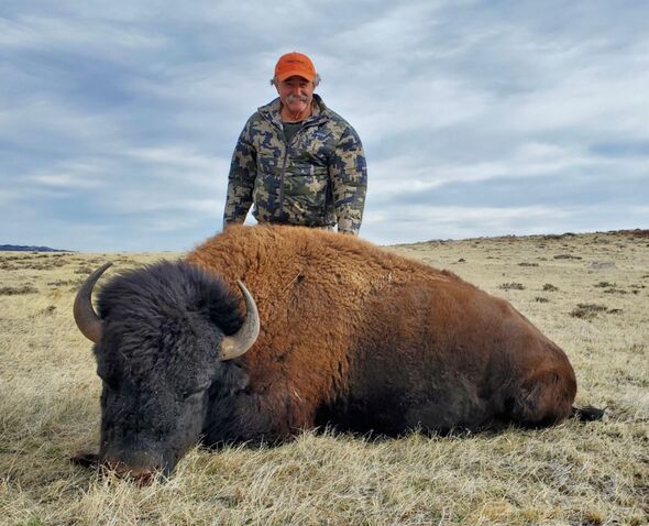 Le chasseur de gros gibier Ernie Dosio a été piétiné à mort par un éléphant lors d'une chasse au céphalophe en Afrique.