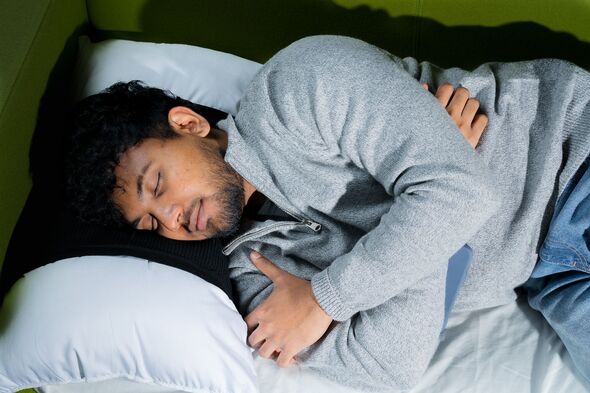 Malindu Ehelagasthenna, doctorante, teste la housse d'oreiller