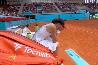 Iga Swiatek en larmes alors qu'elle prend sa retraite à l'Open de Madrid après avoir vérifié ses signes vitaux