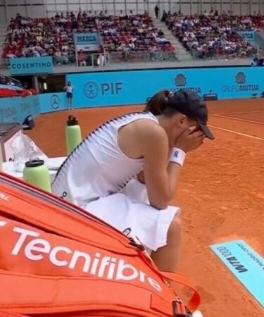 Iga Swiatek en larmes alors qu'elle prend sa retraite à l'Open de Madrid après avoir vérifié ses signes vitaux