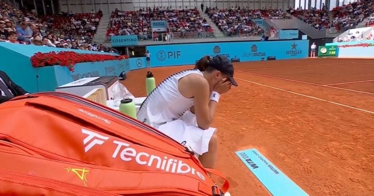 Iga Swiatek en larmes alors qu'elle prend sa retraite à l'Open de Madrid après avoir vérifié ses signes vitaux
