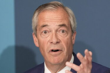 Keir Starmer LIVE : Nigel Farage explose au Premier ministre à propos de Mandelson alors qu'il émet un énorme avertissement