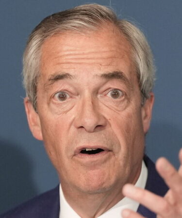 Keir Starmer LIVE : Nigel Farage explose au Premier ministre à propos de Mandelson alors qu'il émet un énorme avertissement