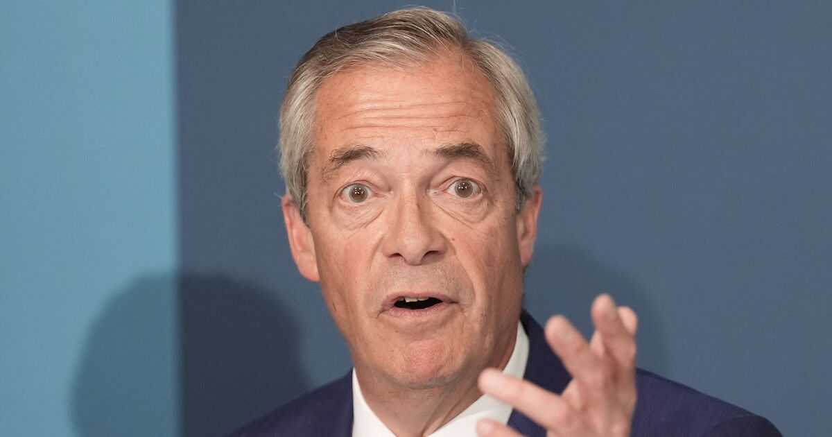 Keir Starmer LIVE : Nigel Farage explose au Premier ministre à propos de Mandelson alors qu'il émet un énorme avertissement