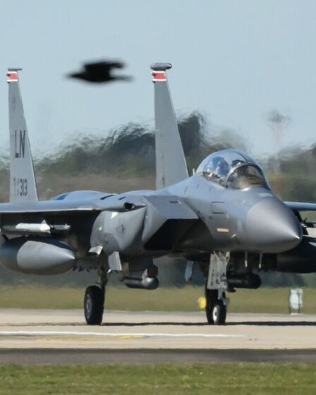 La RAF Lakenheath est verrouillée alors que l'équipe de sécurité se précipite vers le véhicule « pour tenter d'entrer »