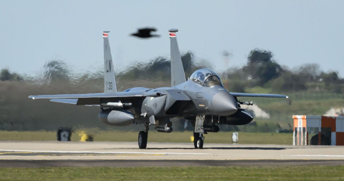 La RAF Lakenheath est verrouillée alors que l'équipe de sécurité se précipite vers le véhicule « pour tenter d'entrer »