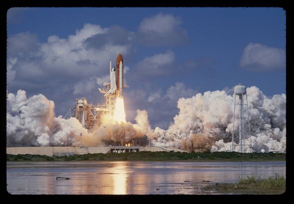 La navette spatiale Discovery décolle de sa rampe de lancement au Kennedy Space Center en septembre 1988. Il s'agit de la première navette La navette spatiale Discovery décolle de sa rampe de lancement au Kennedy Space Center en septembre 1988. Il s'agit de la première navette