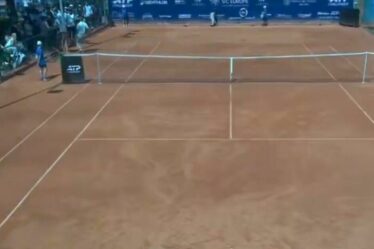 La star du tennis se retrouve face à un fan lors d'un incident furieux alors que l'arbitre est obligé d'intervenir