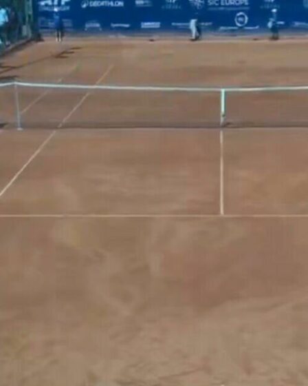 La star du tennis se retrouve face à un fan lors d'un incident furieux alors que l'arbitre est obligé d'intervenir