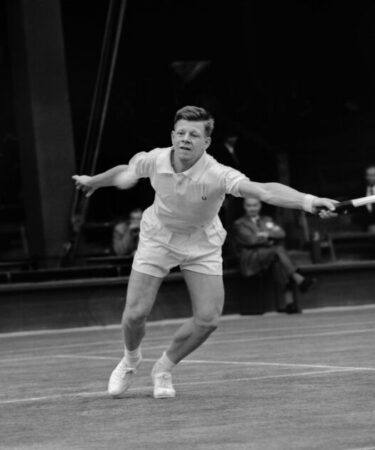 Le demi-finaliste de Wimbledon décède alors que les hommages affluent pour l'icône du tennis britannique