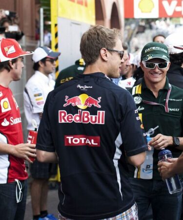 Le vainqueur de la course de F1 montre d'énormes cicatrices à la poitrine après que des examens médicaux de routine ont conduit à une opération à cœur ouvert