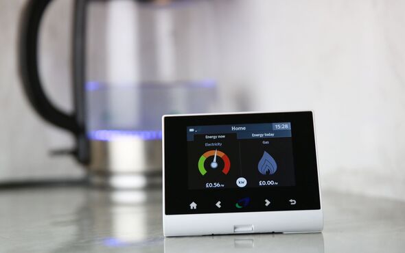 Un compteur intelligent avec une bouilloire bouillante en arrière-plan