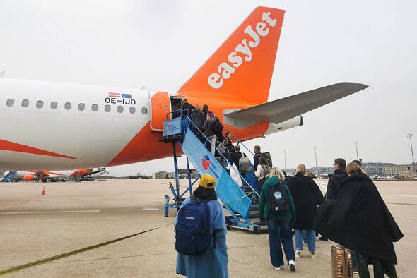 Les passagers montent à bord de l'avion easyJet