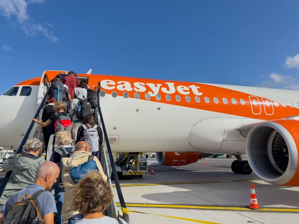 Les passagers embarquent dans un avion Easyjet Les passagers embarquent dans un avion Easyjet
