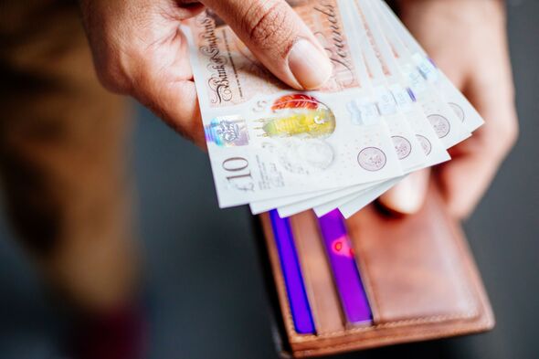 Homme Tenant Une Livre Sterling