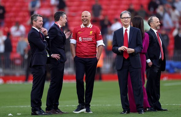Arne Slot avec Billy Hogan, PDG de Liverpool, le directeur sportif Richard Hughes et le propriétaire John Henry après le titre de Premier League W