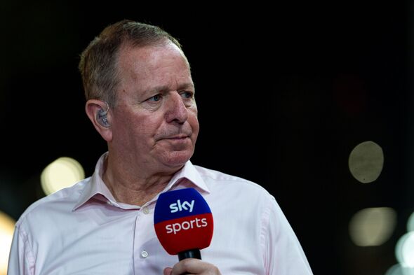 Martin Brundle tenant un micro de Sky Sports