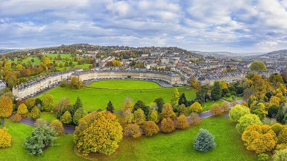 Vue aérienne par drone sur la ville géorgienne de Bath, le parc Royal Victoria et Royal Cresent, site classé au patrimoine mondial de l'UNESCO, Bath, Somerset, Angleterre, Unite