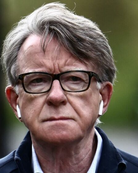 Politique EN DIRECT : un haut fonctionnaire confronté à une polémique majeure à propos du scandale de sélection de Mandelson